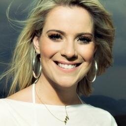 Olá pessoal do blóóóg rs.. twitter feito pra quem admira essa cantora que adora a Deus com ♥.Te amamos em Cristo @marianavaladao .. Adm: @karina_cs97
