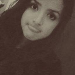 Não confie em qualquer palavra, qualquer sorriso, qualquer beijo, qualquer abraço, qualquer olhar… As pessoas fingem, e muito bem. (: