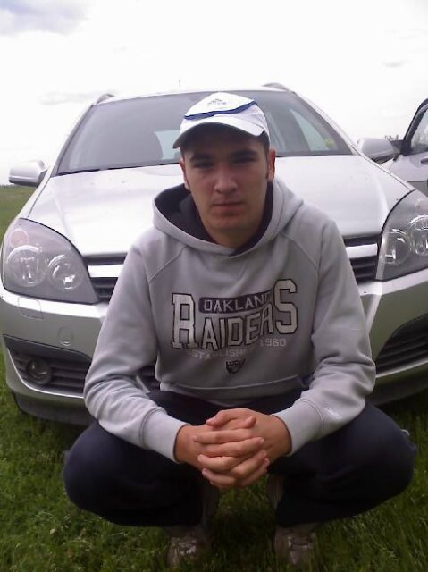 RCevallosTorres's profile picture. 28 años y amante del Surf, Ing. Civil, sociable y aventurero, alegre divertido, bromista, con muchos planes. @CSEmelec #DelBombilloSoy