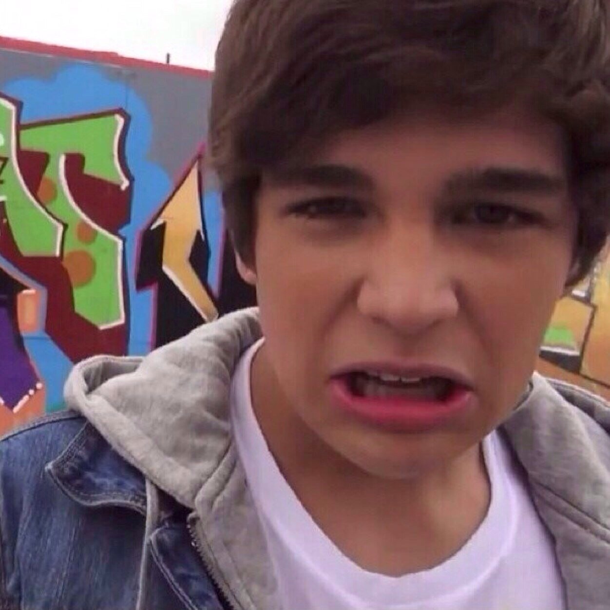 pleaseee follow @kissmeausty since i gave you a free follow! :)