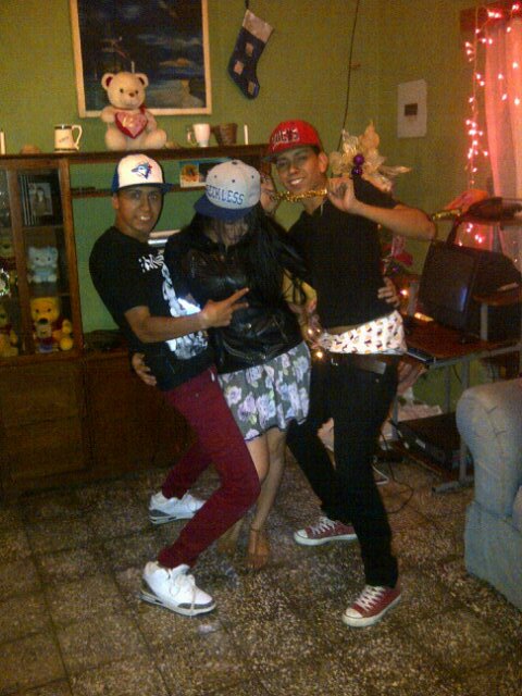 #amo estar con mi familia \ @soyun_bellacoloco y bueno sigueme y te #sigo por que el #realG4life es lo que hay papi #elcombo_quenosedeja pin:2ABEC5CF