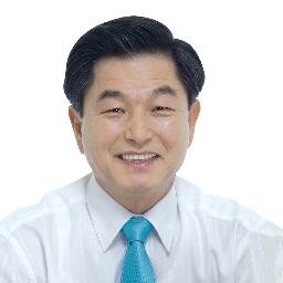 국회의원, 인천 계양(갑), 국회 정무위원회. 국회 지속가능경제연구회 회장,(전)국회 교육문화체육관광위원회 위원장,  민주당 인천시당위원장, 한국실업탁구연맹회장, 해병대 장교 예편, 서울대 정치학과, 인천 제물포고.