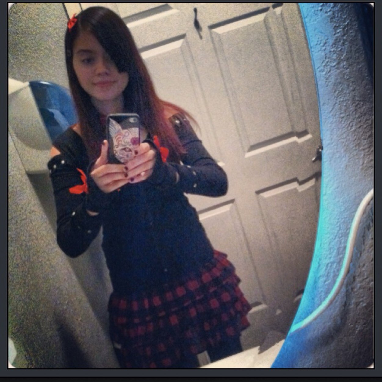 scarlet__fox's profile picture. red fox. ruby among the sea of diamonds. escapist. doll. tarot. invisible feet and wrists. chokers and cherries. INFJ.