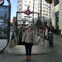 una chica de andar por casa  
 y le gusta sacar sonrisas a personas ajenas!!=)