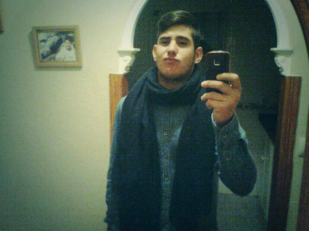 Me gusta salir con mis amigos, adipto al futbol, me encanta la musica y estar con mi bro!