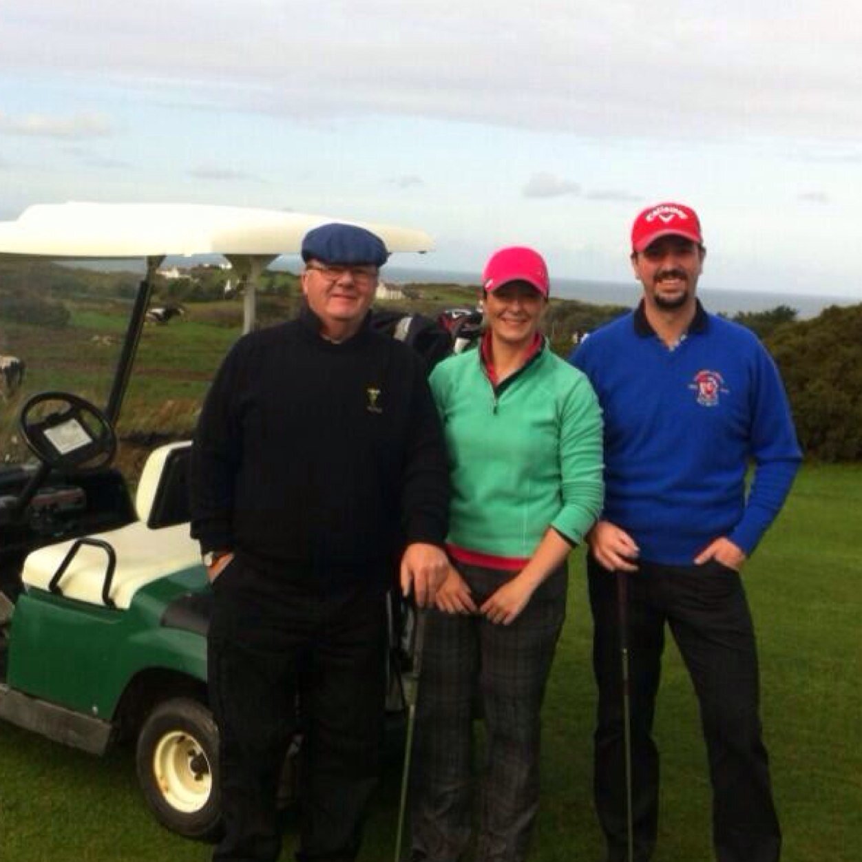 Golff a garddio. Gogledd Môn Mam Cymru. Capten Clwb Golff Porth Llechog 2015-16.