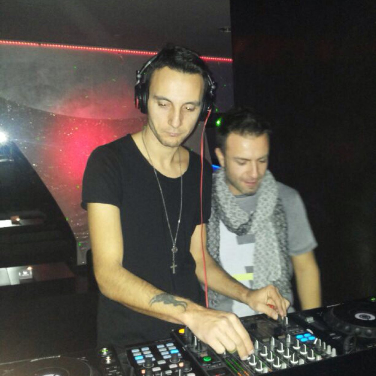SJ and GEFFRY Dj producer la loro musica varia dalla DEEP,HOUSE,TECK   http://t.co/M7hEOmIY4v