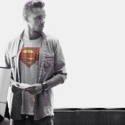 Ne tweet pas beaucoup, retweet surtout.

#1DFamily