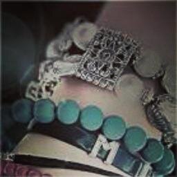 @meem_42 و عيوني لا طروا اسمك بان العشق فيها ♡.