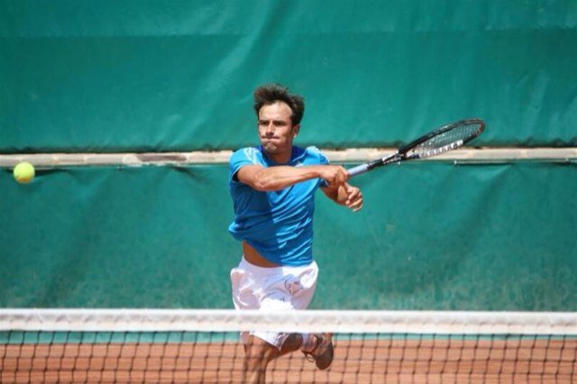 Profesional de la abogacía en los sectores deportivo, responsabilidad civil y seguros. Tenista. Entrenador de Tenis. Buscando siempre como mejorar y aprender