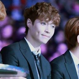 ผมอี้ชิงบอท _EXOTICFAM แฟมผมครับ ผมน่ารักนะแล้วก็ชอบเล่นกีต้าร์ ใครอยากฟังผมเล่นกีต้าร์ฟอลมาสิครับแล้วคุณจะตกหลุมรักนักเต้นคนนี้ :) *ยิ้มโชว์ลักยิ้ม* 22/02/13