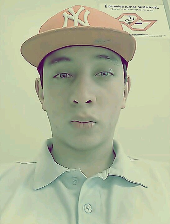 É...Simplesmente...Talvez...Bem Falando a ReaL Nem Mesmo Eu Sei Bom Me Defino Com Um POETA Que Busca A Verdade Entre Tudo e Tenta Achar Um Pingo De Amor Em Tudo