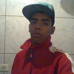 sorrir não significa necessariamente que vc esta feliz. Ás vezes isso significa apenas que vc é forte .