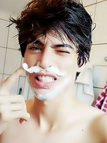 Não existe um caminho para a felicidade. A felicidade é o caminho. Sigam ae (: