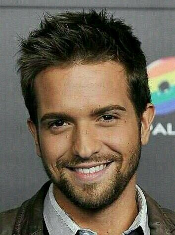 Aquí estoy para petar el twitter de Pablo Alborán, enamorada de él, tan fácil y simple como decir que su música despierta mi alegría.