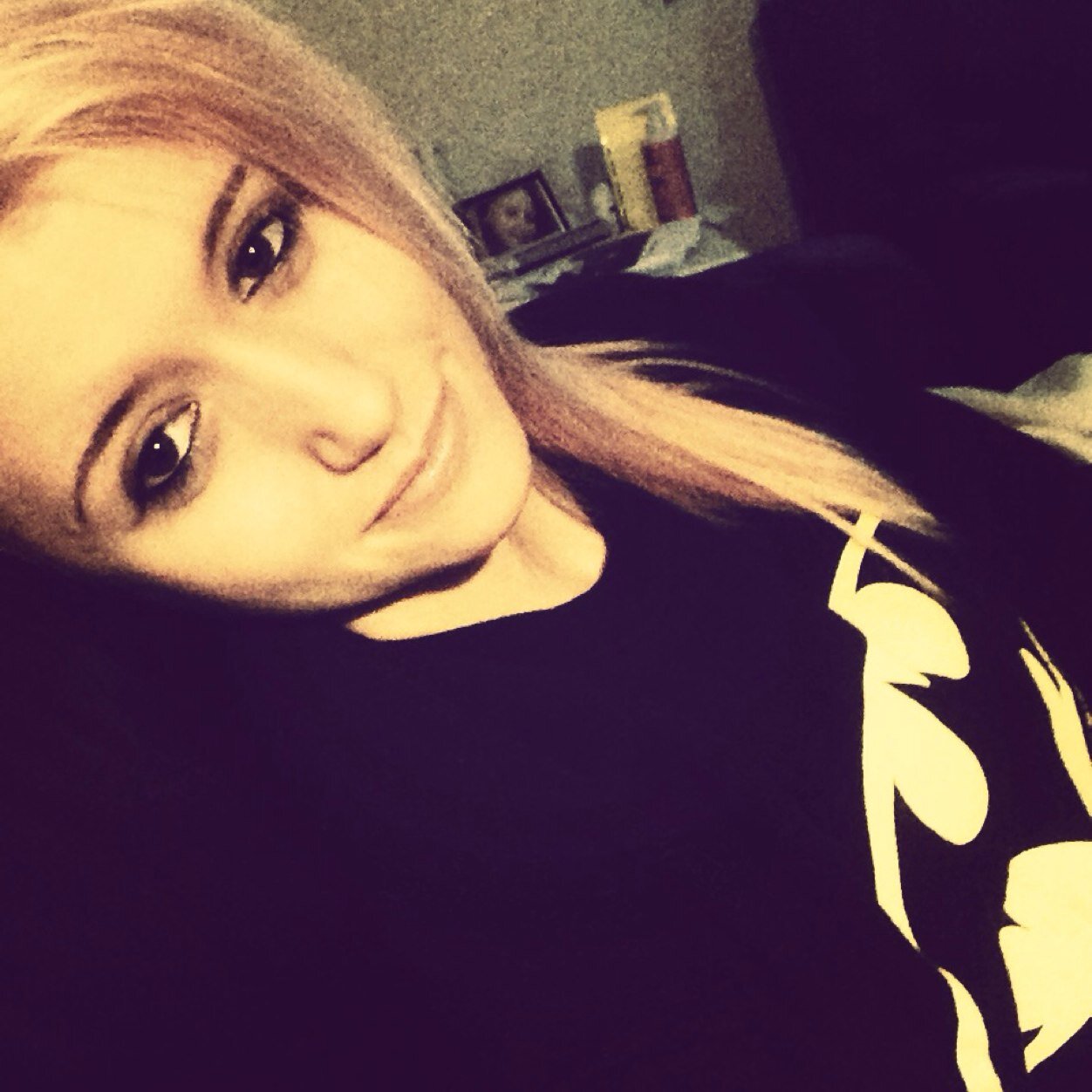 Hi, I'm just a normal girl from Denmark. I love to be with my friends Instagram: Shelle_crazy_girl