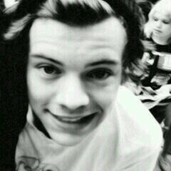 This is a free follow if you follow @ElenaDreamOf1D_