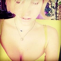 I am very cool and I'M FUCKING LOVE @KeshaRose 
The Queen followed me on 28.05.2013)