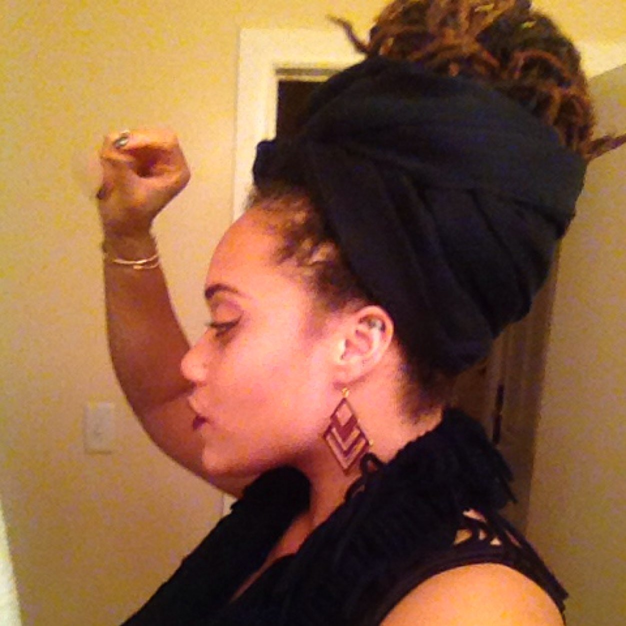 Pensive,always above surface. Poeta, actress, buddah, singer,herb, wine, education, artista. I love the rhythm of my space. College Grad 2012, Y tu?