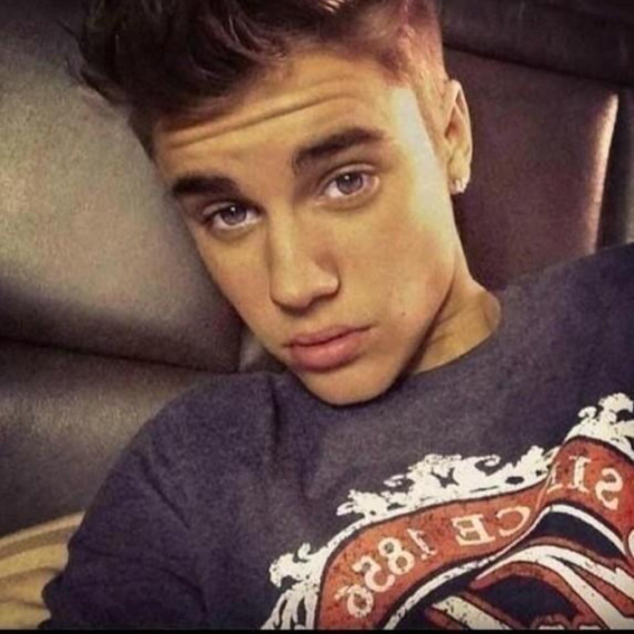 Im just a normal girl!except i have a very terrible condition of bieber fever,and justin pretty much circulates my life!well if you love justin then follow me!