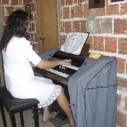 Adoro a Deus  e a música sacra.