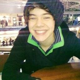 {FREE FOLLOW} so could you follow @harryscakex ???  i love you you're amazing even if you don't end up following  - she follows back -