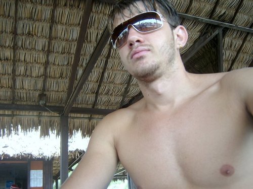 Jovem lindo que usa colcci, loiro, alto, sexy, que cursa educação física e o resto éh maquiagem mesmo...
