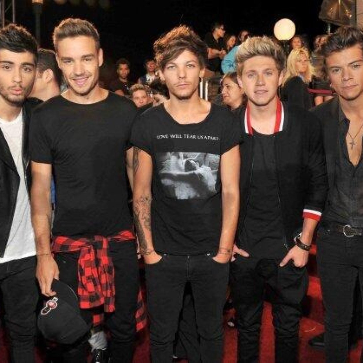 Well I love 1D and all I wish is for them to follow mee!! I love u followers, follow me I follow back ;). Trying to get 1000 followers for 2014 xoxo