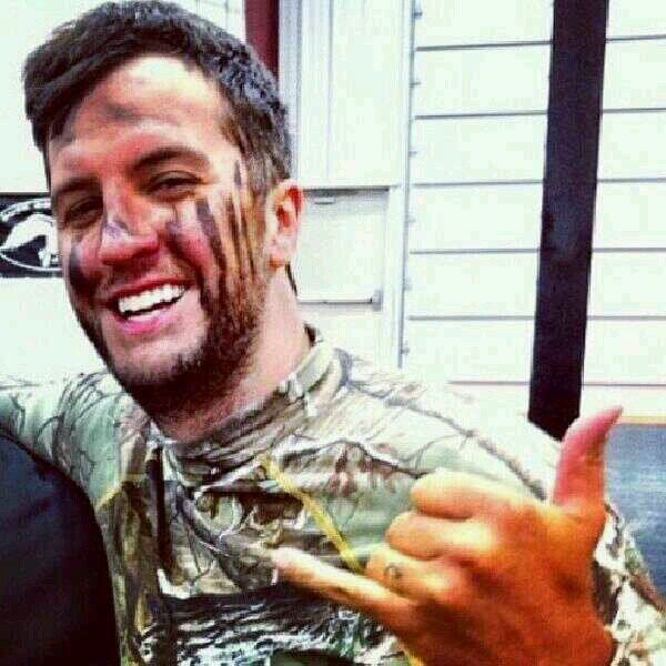LukeBryansHair's profile picture. Daaaaayum look at that hair dooooo.