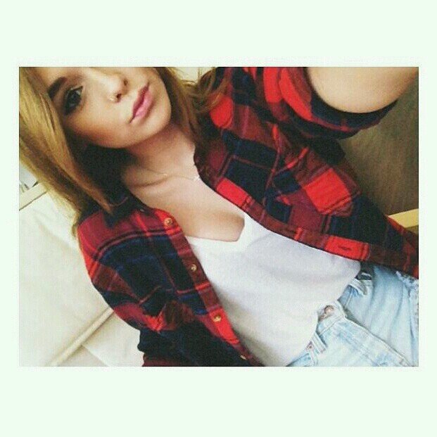 I give u a free follow, please follow @perfxcanada & @bieberwhorex♡