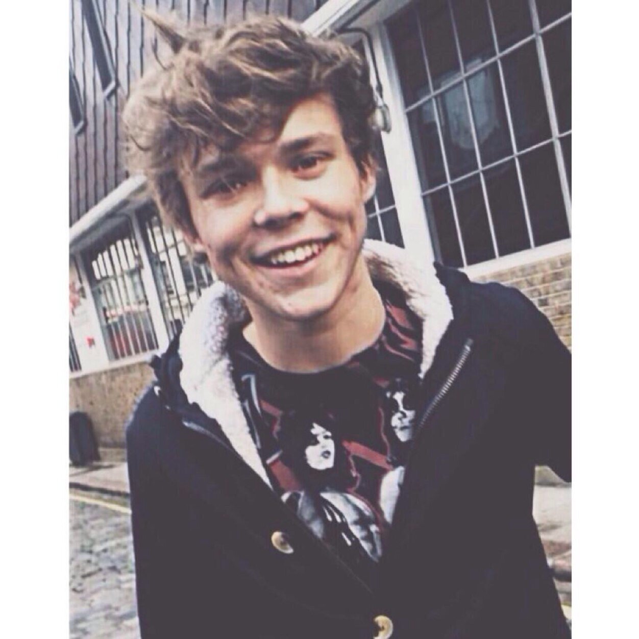 this is a free follow from @lashtonchanel, follow her for dms to cake/4 + band account (let her know which ones) (: