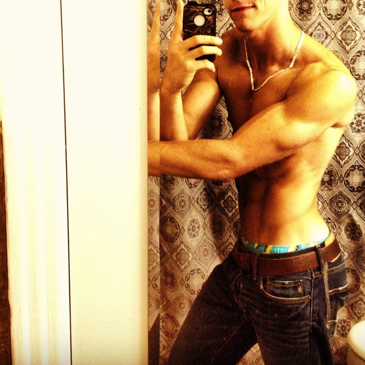 Health addict. 18. Sweet guy who loves making girls smile. Tennessee. Attending UTK next fall. Avi is me. Header is me. Hoping to inspire! Dont be shy #fitfam