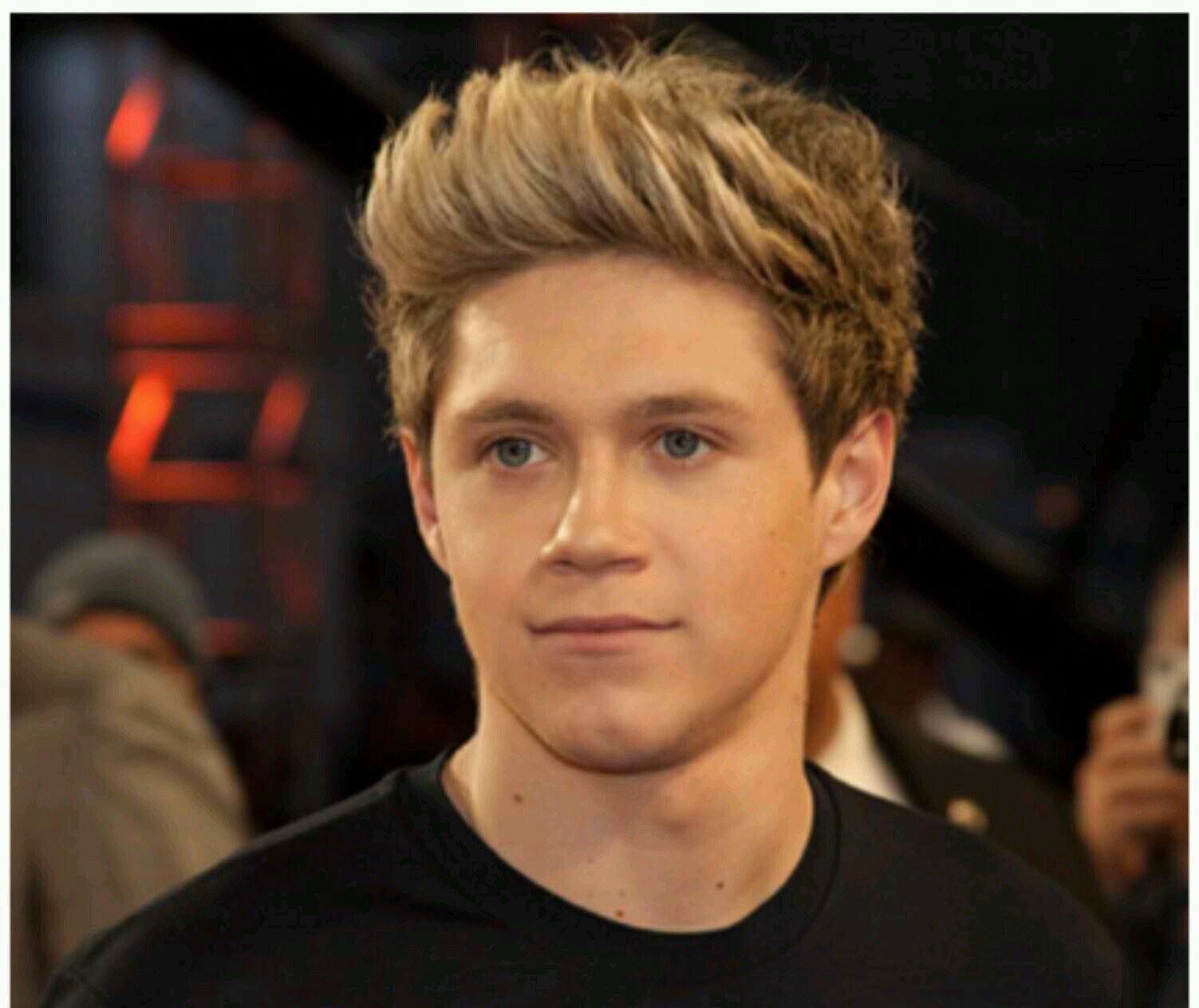 Follow my second acc @ZeAwesomeJC follow me i follow back ;))