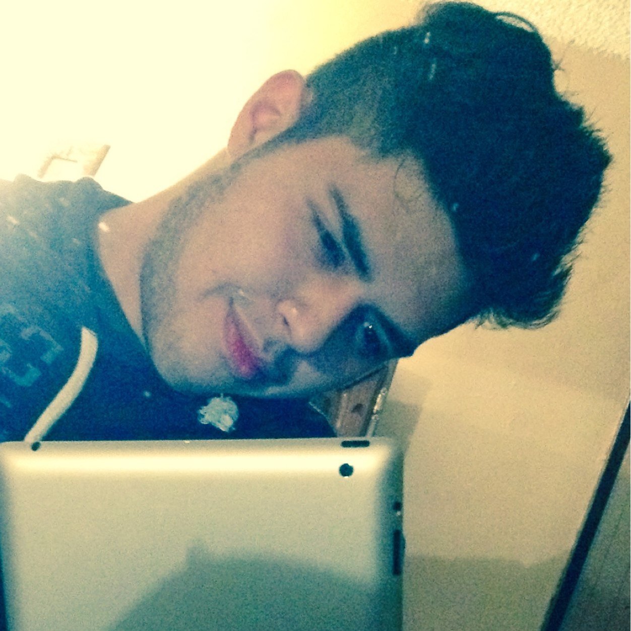 Actor, productor, cantante,estudiante,y un poco loco pero soy Happy forever , its my life ;) asi qe sigeme permiteme alegrarte el dia con una sonrrisa 8)