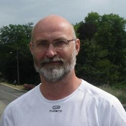 Profesor de yoga y yogaterapia, psicoterapeuta, experto en técnicas de relajación y crecimiento personal con 30 años de experiencia, investigador del alma