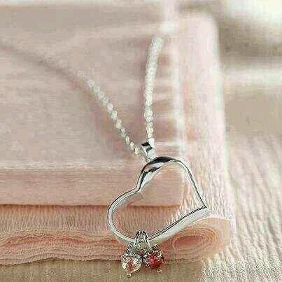 ‏تﻻعب ي ضوء القمر بإحساس شاعر مغترب /عايش على مر السنين يعشق ويهوى طلتك ..♡