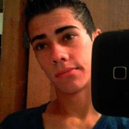 um cara sonhador q espera sempre mais da vida e sabe q pode fazer melhor e fazer a diferença esse sou eu @luan_smt quem me conhece  de vrdd sabe ;)