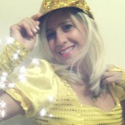 sou cantora infantil costumam me chamar de tia Flávia sou feliz porque Jesus vive em minha vida.