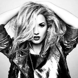 ''Deixe o seu sorriso mudar o mundo, mas não deixe o mundo mudar seu sorriso'' - Demi Lovato