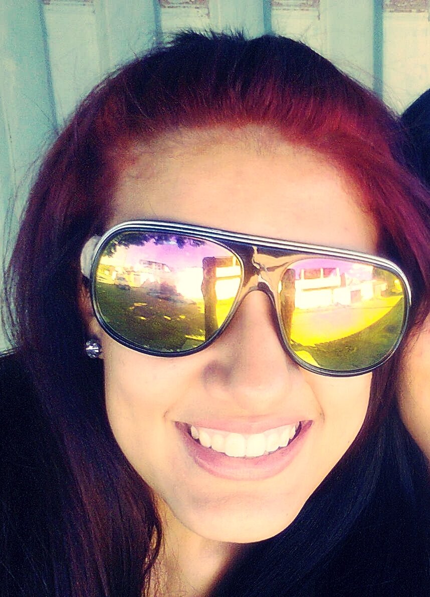 Gosto de futebol, sou divertida e alegre, simplesmente Feliz