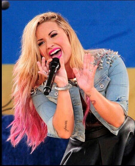 LovaticHelps's profile picture. Here to help you get followers! :) && if ya dont mind, go & follow @DirectionerIAm3 && @True_lovatic98 - thanks(: