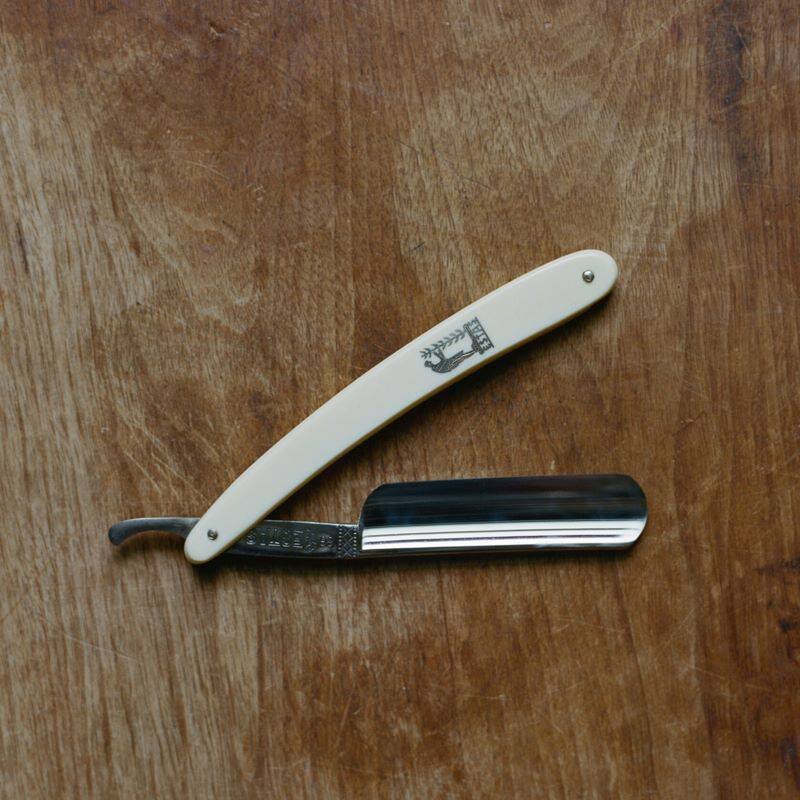 The story of a proud Mexican barber who is forced to shave the leader of a drug cartel.