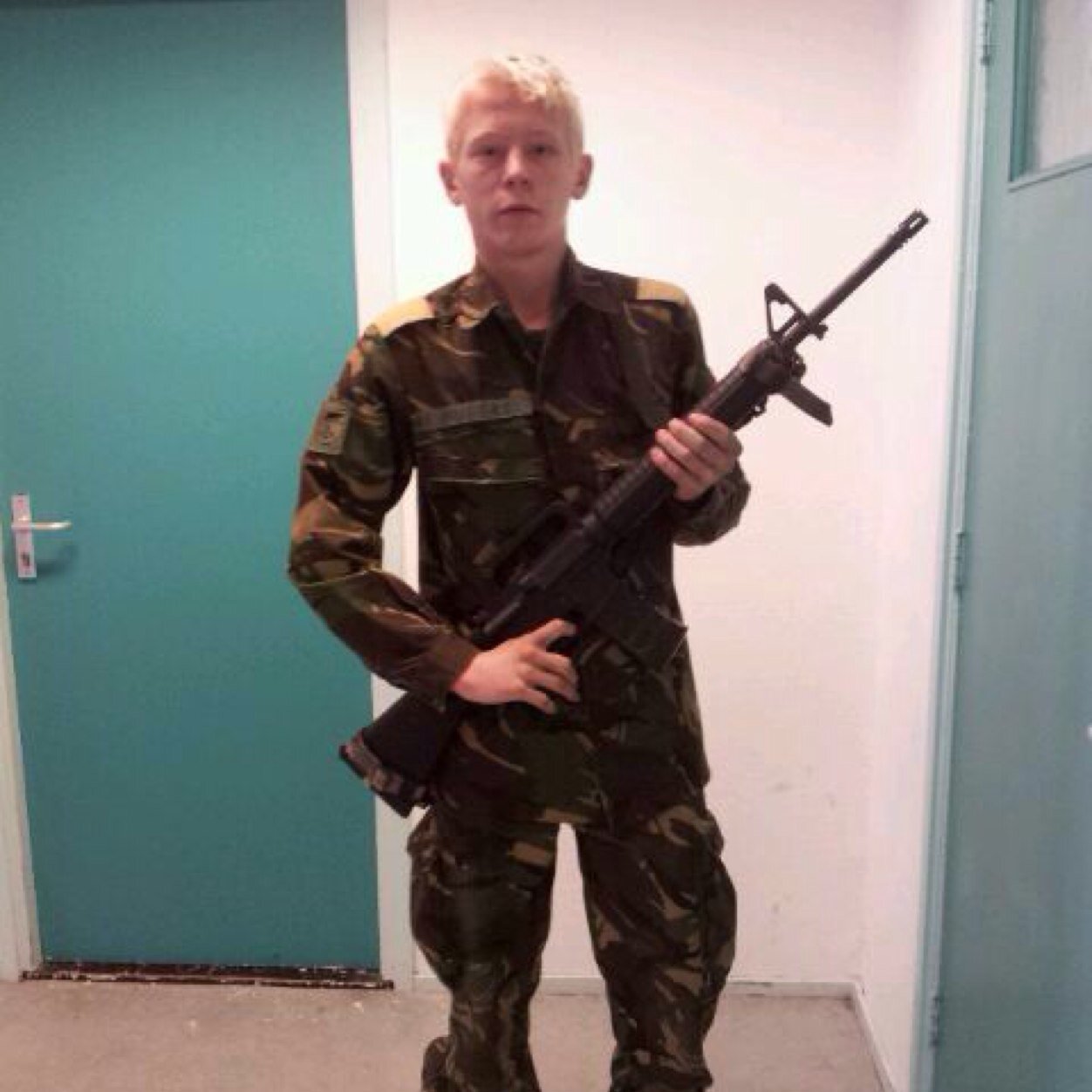 - 17 jaar - ajacied tot in de dood - hardstyle - deltion veva militaire opleiding -