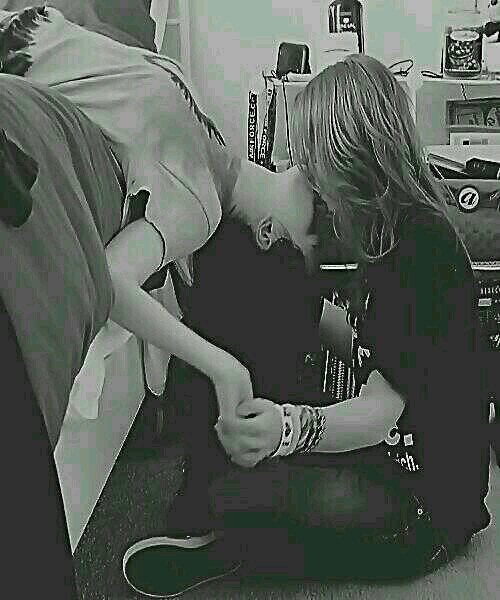 XV. Lesbiana con excepciones. Kurt Cobain is mine, bitches. Prometida con una idea. [Gamer. Ana. Mía. Sue. Debby.] 'Razors are my friends, have long torgues.'