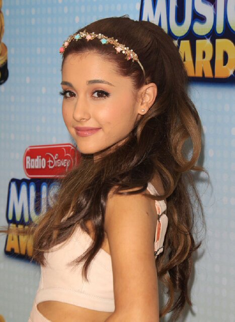 Weird in a unique way (: follow me or don't , that's cool too ☺much luv for new kicks of the year and sneakers I love u ariana grande