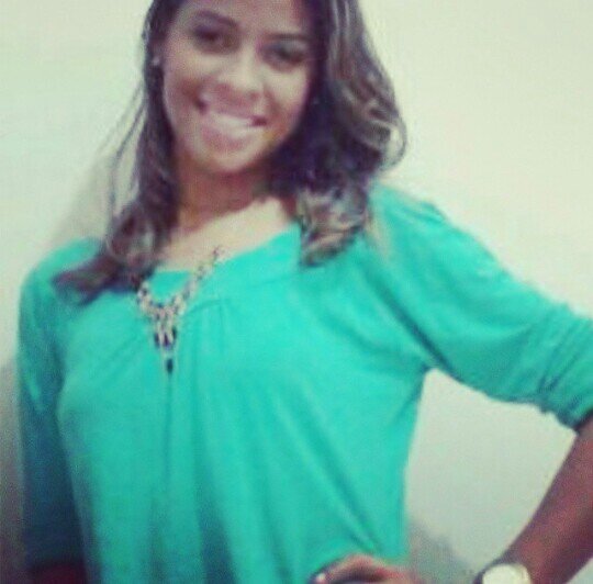 Sou como você me vê. Posso ser leve como uma brisa ou forte como uma ventania. E se me achar esquisita, respeite também, até eu fui obrigada a me respeitar.