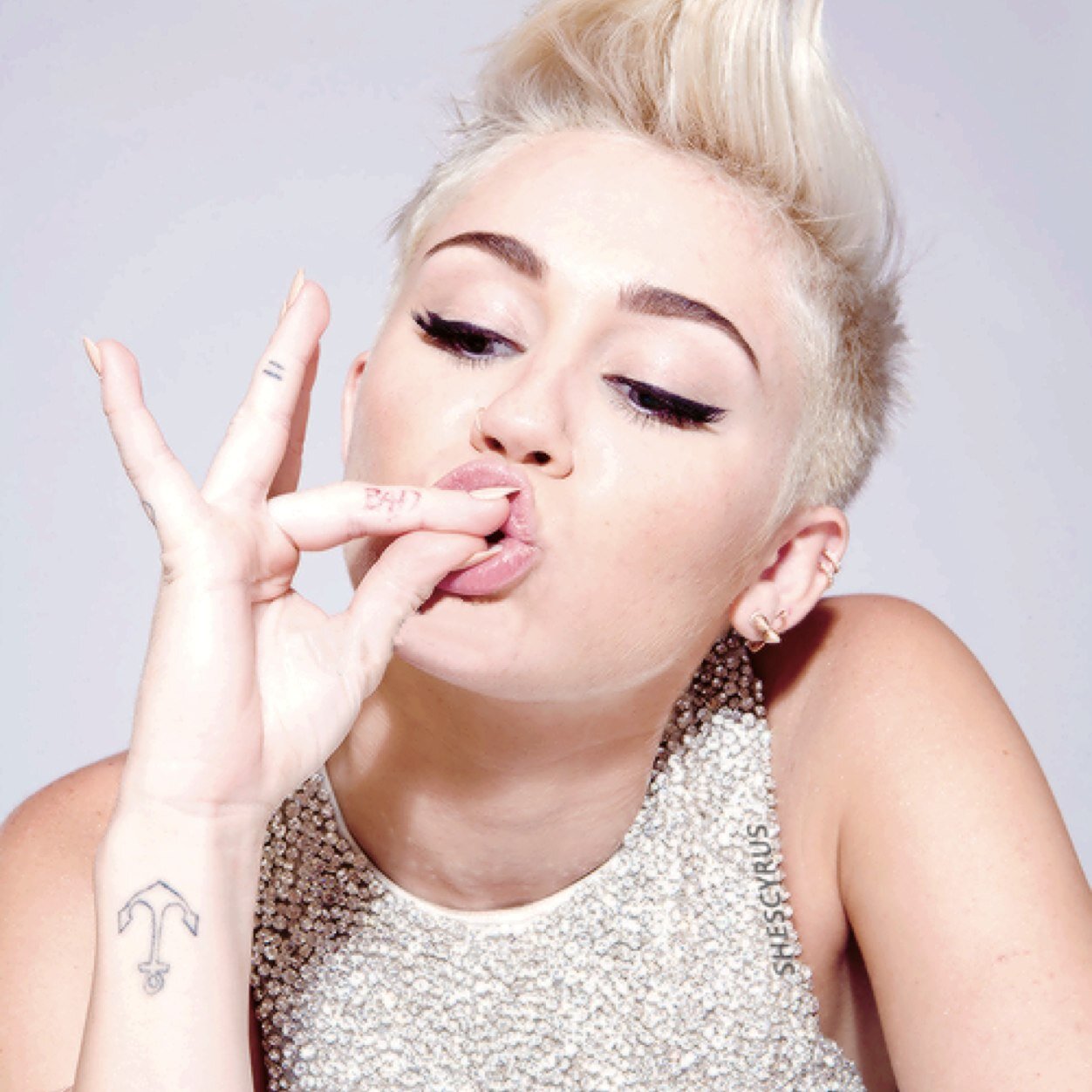 A girl doesnt need anyone, who doesnt need her... Hiiiiii @justinbieber @officialjaden @kyliejenner @mileycyrus