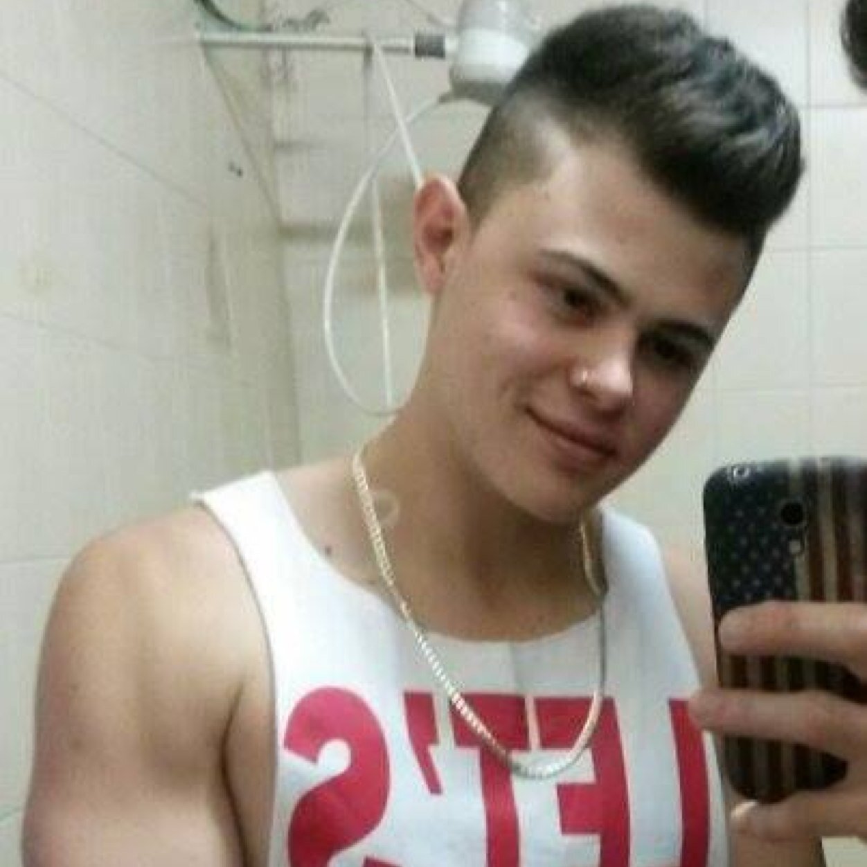a qualidade que se mostra de um modo cruel, hoje quem vive de amor é dono de motel...