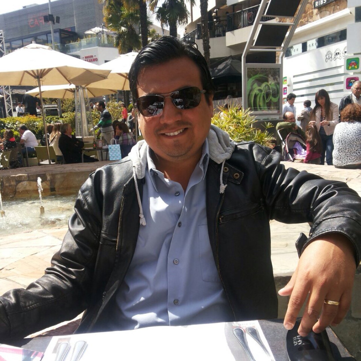 Nada como un buen libro, vino y música