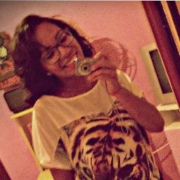 aquela morena de saia pequena, com seus olhos grandes parece voar ♫